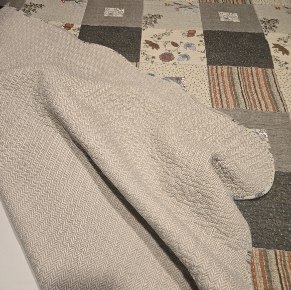 Patchwork Quilt in Greenand Cream Farmhouse Style - Picture 4 of 10